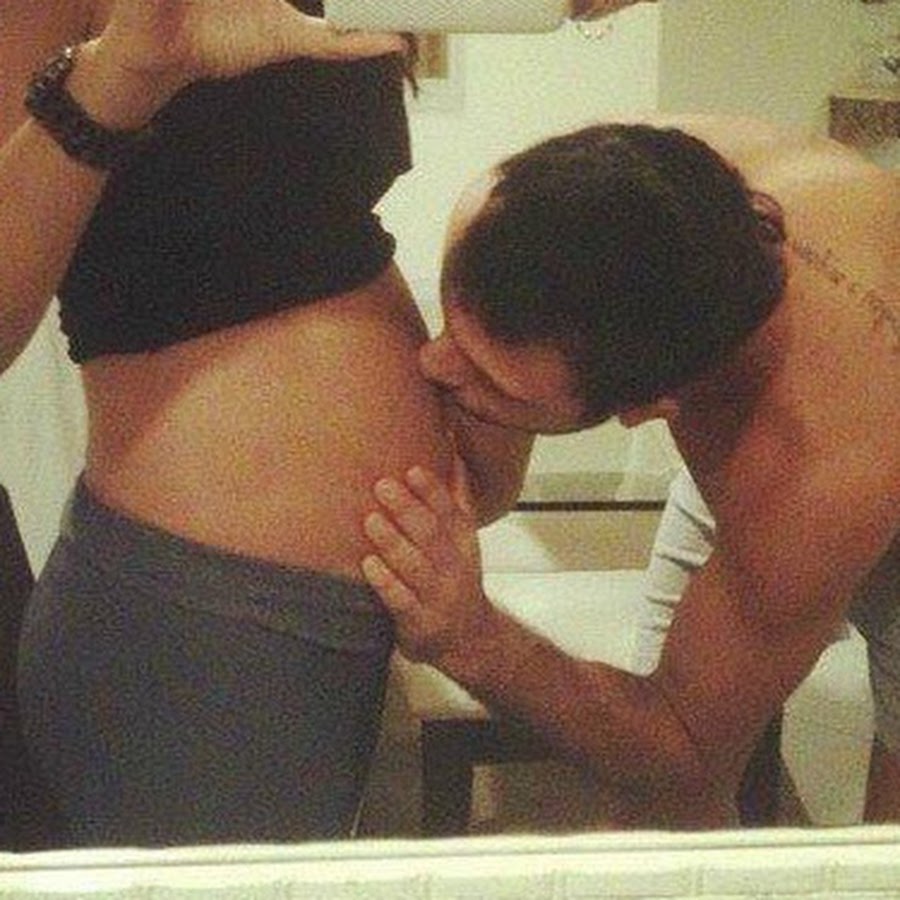 Фотосессия беременной с мужем без лица.
