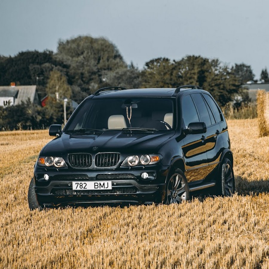 Из окна икс 5 бумера торчит рука с бутылкой