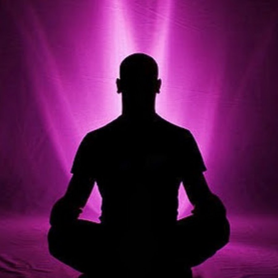 Йога фиолетовый фон. Медитация фиолетовое. Медитация фиолетовое. Силуэт девушки медитация. Арт-медитация.