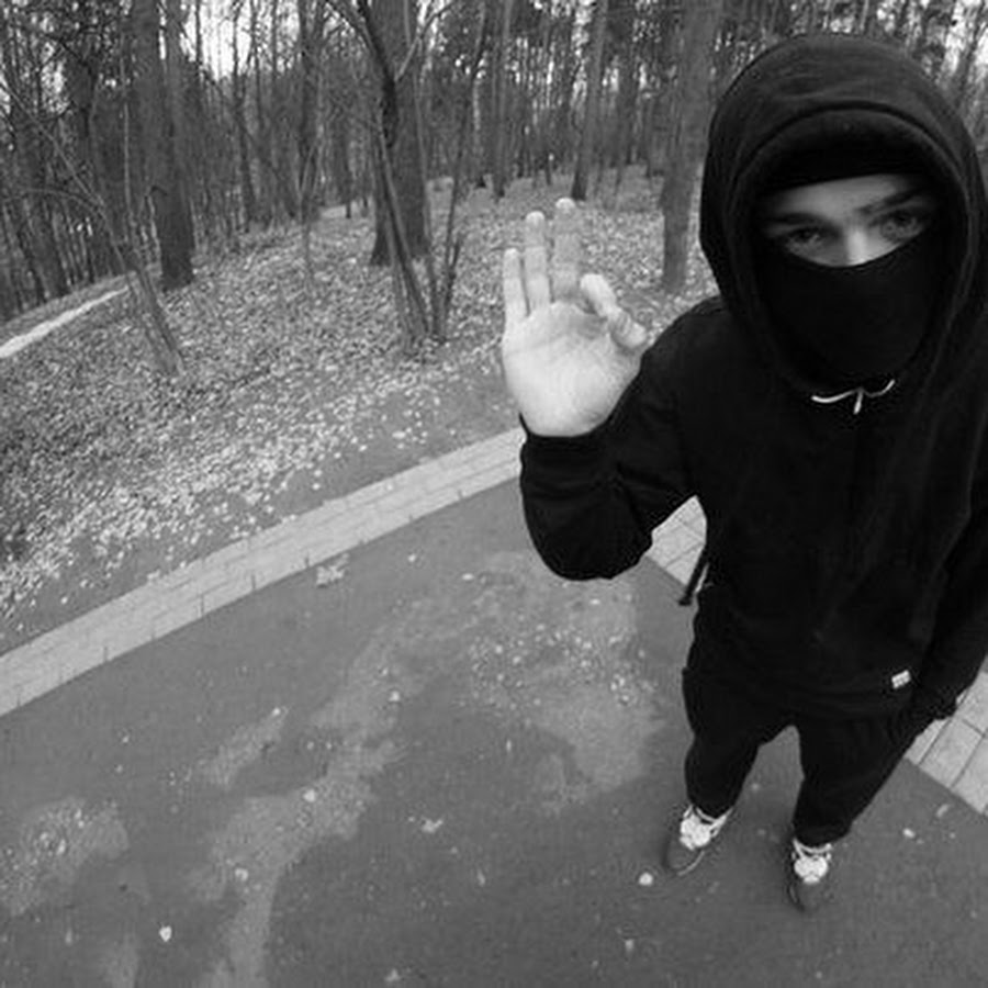 Пацан 16 лет в маске