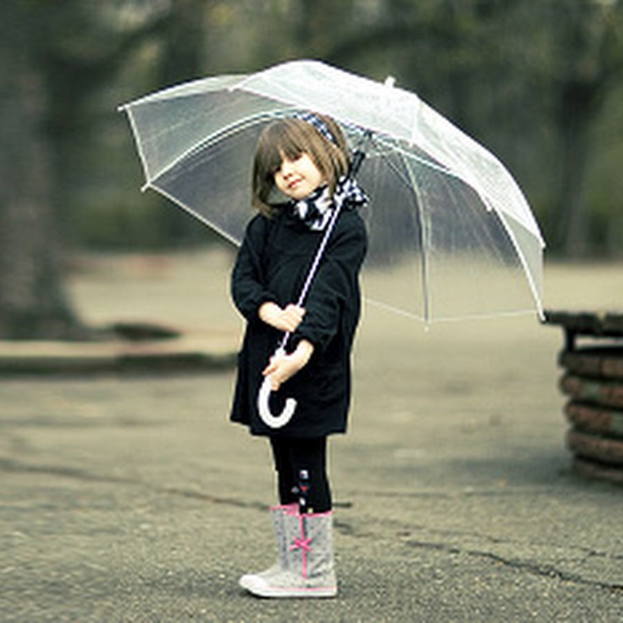 Where is my umbrella she. Дети дождя. Маленькая девочка в парке. Амбрелла герлз. Girl with Umbrella.