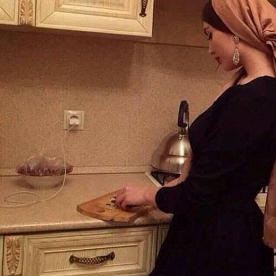 Девушка в платке на кухне
