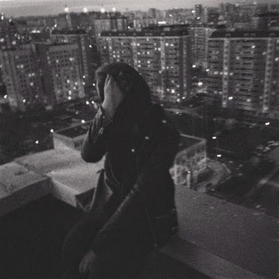 Девушки на крыше ночью. Девушка на крыше. Девушки на крыше ночью. Девушка на крыше без лица. Девушка на крыше спиной.