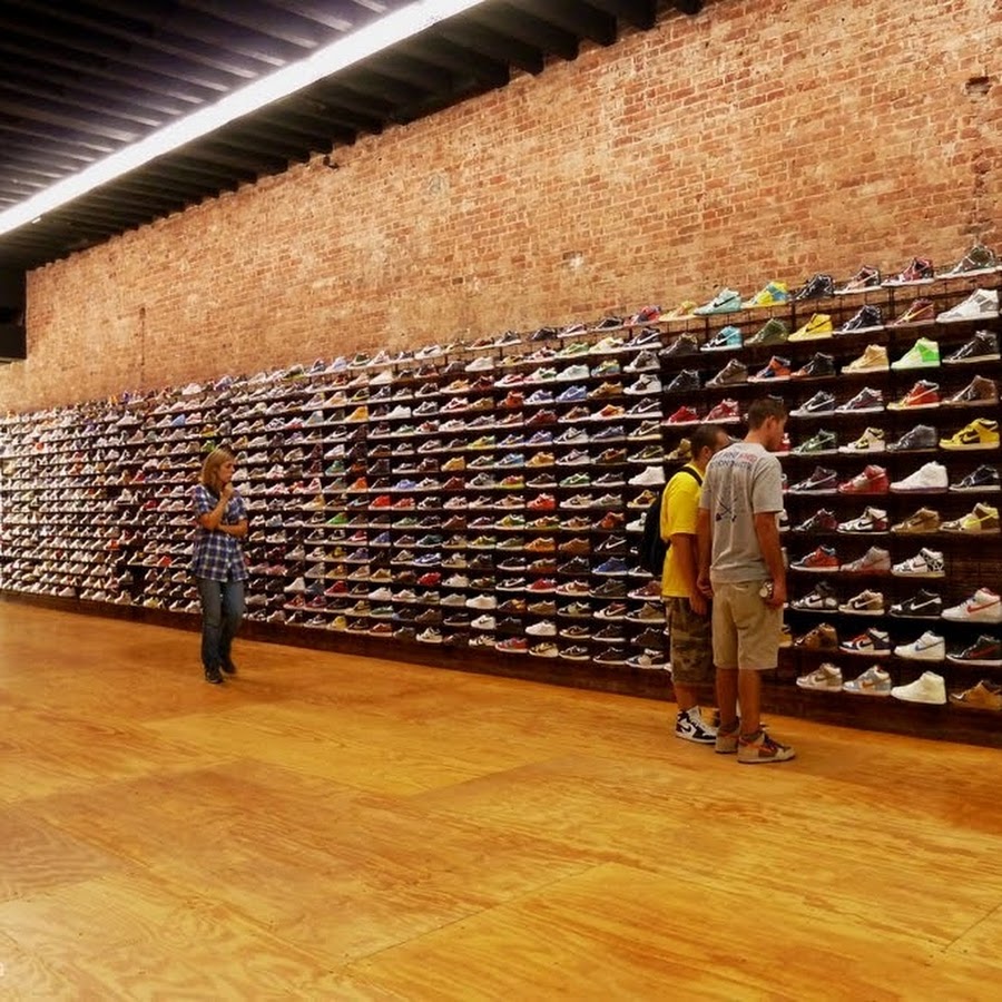 Большие магазины кроссовок. Магазин кроссовок. Дизайнер для магазина кроссовок. Дизайн магазина кроссовок. Необычные магазины кроссовок.