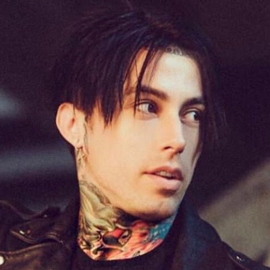 Ронни радке 2023. Falling in reverse prequel. Falling in reverse prequel. Группа falling in reverse. Группа falling in reverse.