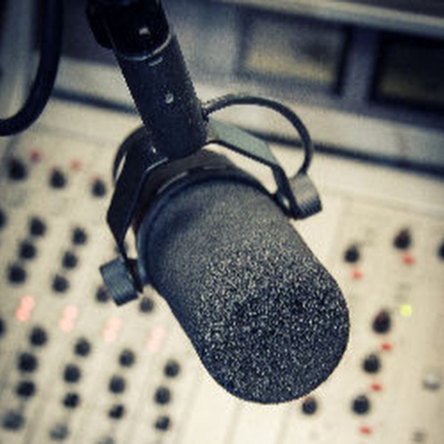 Радио. Креативная реклама радиостанций. Radio write. Русское радио продакшн. Микрофон в студии 1590*530.