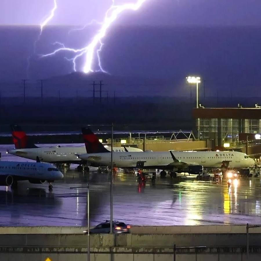 Боинг 777 ночью. Самолет Боинг 777 ночь. Боинг 777 взлетает. Боинг взлетает