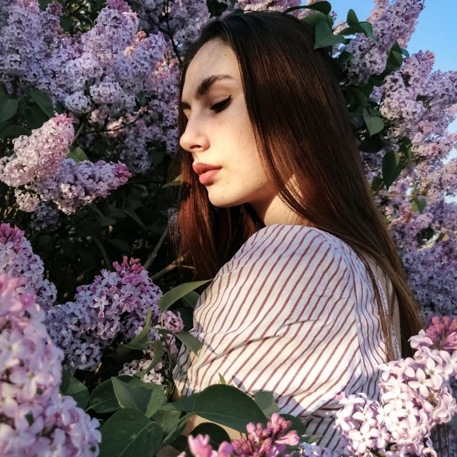 Что называется основанием. Пересечение поверхностей вращения. Поверхностны только те. Поверхностны только те. Грибы прячутся мем.