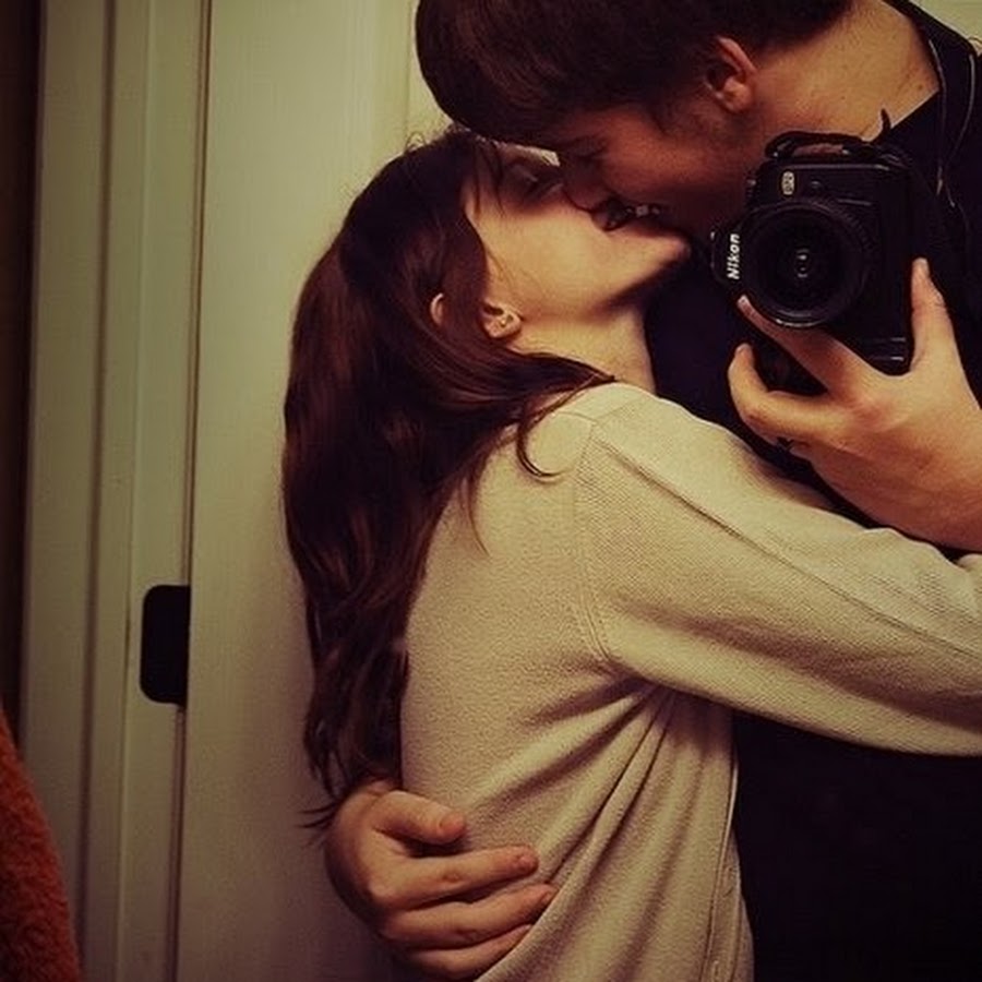 Кавказские девушки со спины на аву. Поцелуй в машине. Целующиеся брюнетки. Пара без лица. Брюнетка с парнем поцелуй.