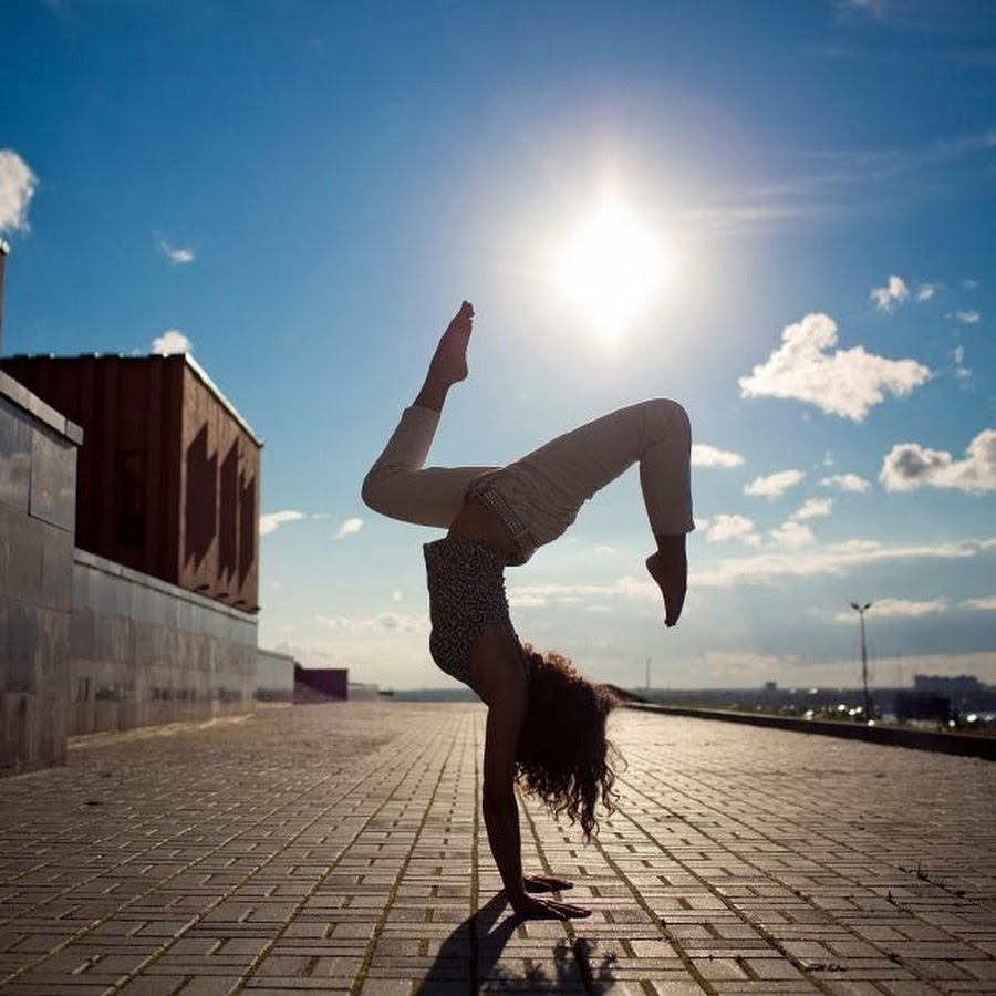 Танцы на природе. Утро танцы. Утренние танцы. Доброе утро танцы. Утром стою танцую.