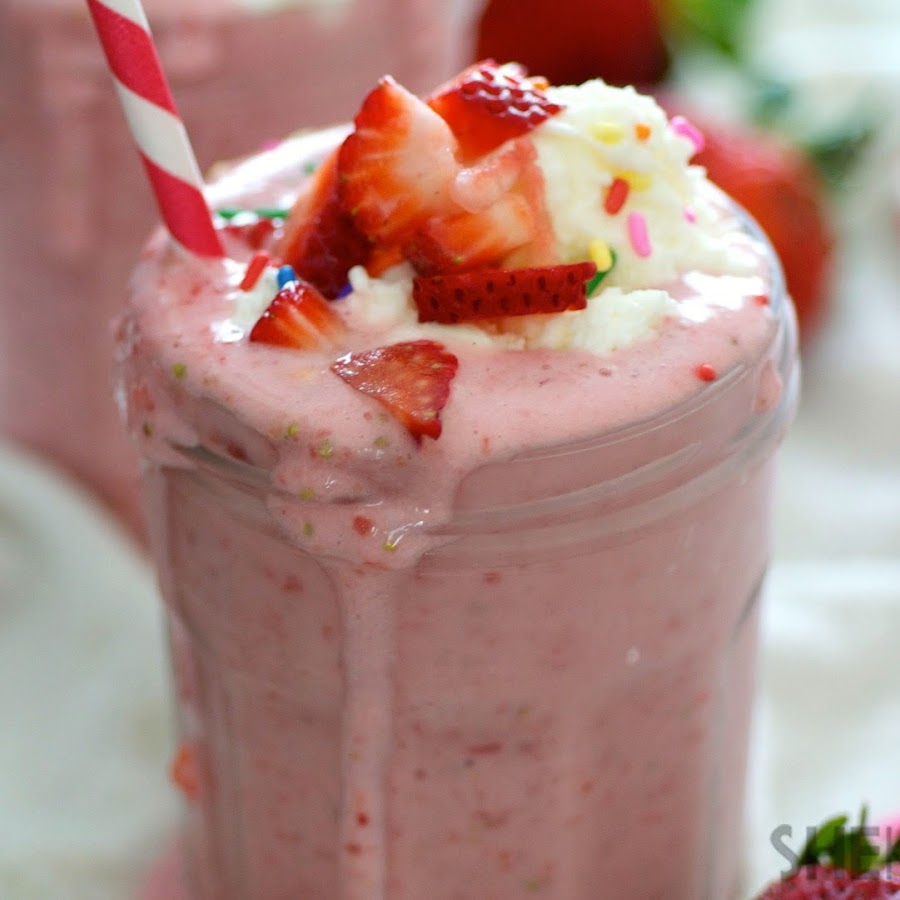 Как сделать коктейль дома с мороженым. Приготовление молочного коктейля. Приготовление молочного коктейля. Малиновый милкшейк. Молочные коктейли.