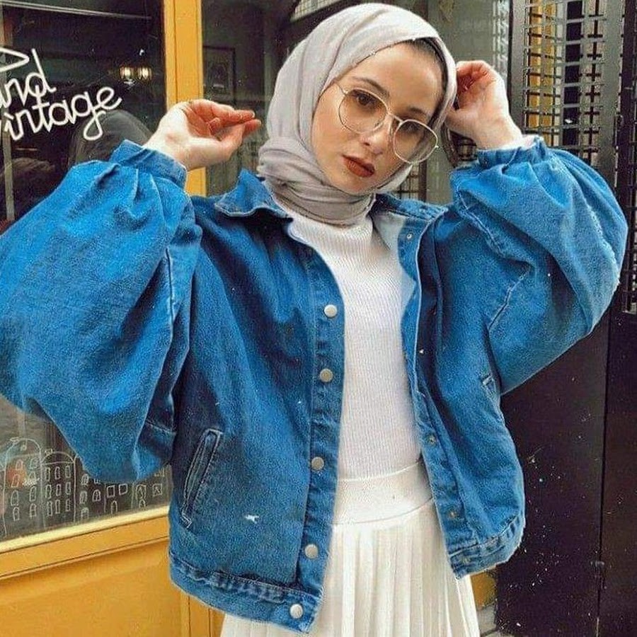 Мусульманские подростки. Джинсовка платья в хиджабе. Хиджаб стиль с джинсовками. Модель одежды мусульманки фотосессии. Мусульманка фото с джинсовку.