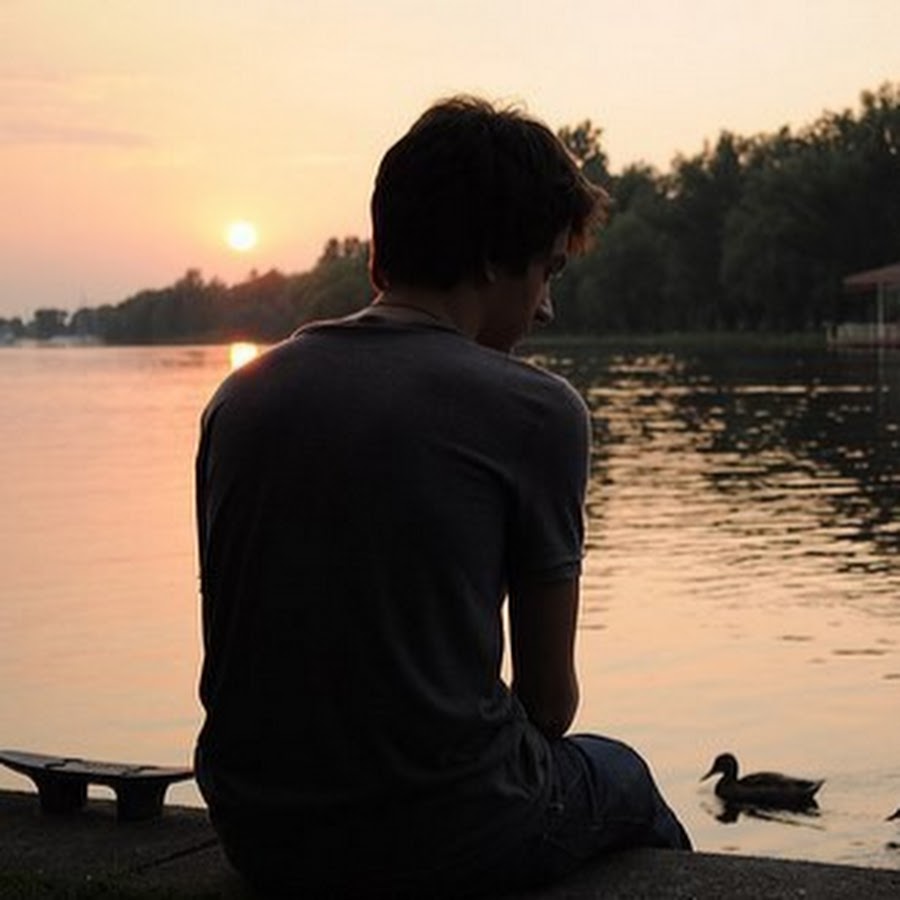 Парень грустит. Парень отвернулся. Одинокий парень у озера. Отвернулся фото.