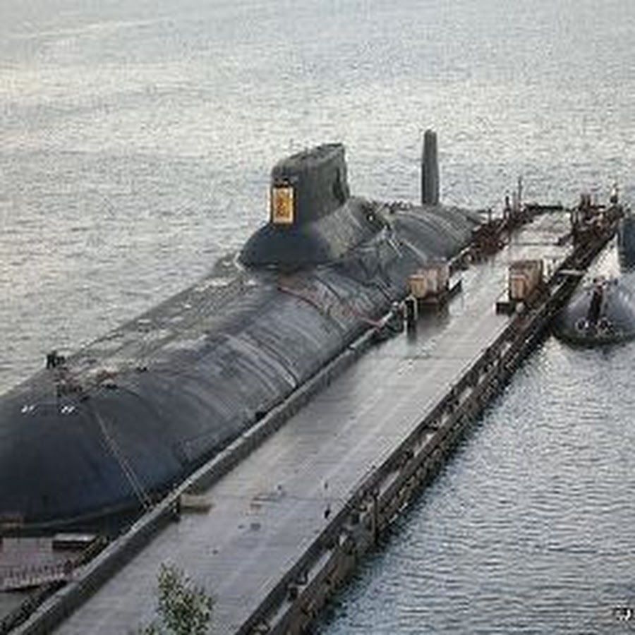 подводная лодка акула на пляже