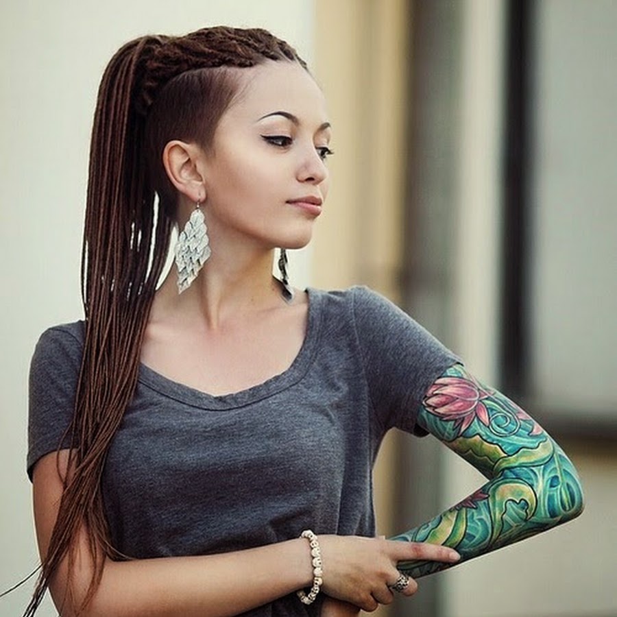 Де дреды на андеркат женские. Дредокудри на андеркат. Стрижки на длинные волосы с выбритыми висками. Стрижка на длинные волосы с выбритым виском