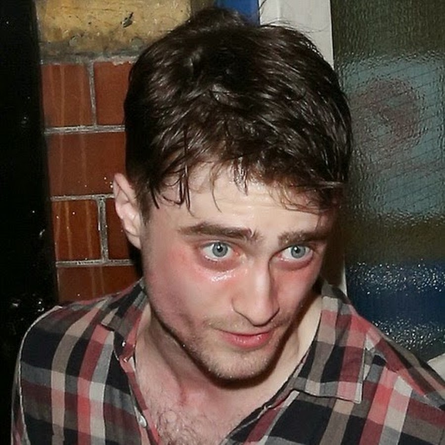 мидриаз расширение зрачка. человек под травой. глаза мужчины. дэниел рэдклифф упоротый. красные глаза наркомана.