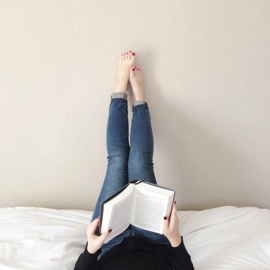 Девушка книги Инстаграм