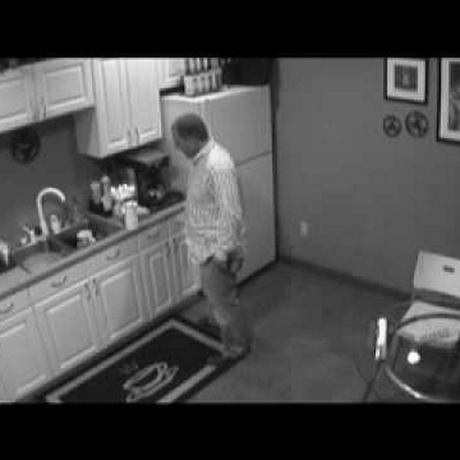 Муж установил в квартире. Муж установил скрытую. Домашнее на скрытую камеру. Муж на кухне устанавливает скрытую камеру.