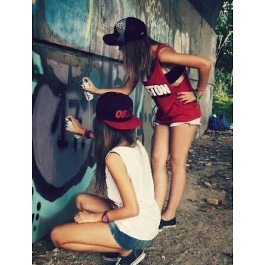 Подруги в кепках