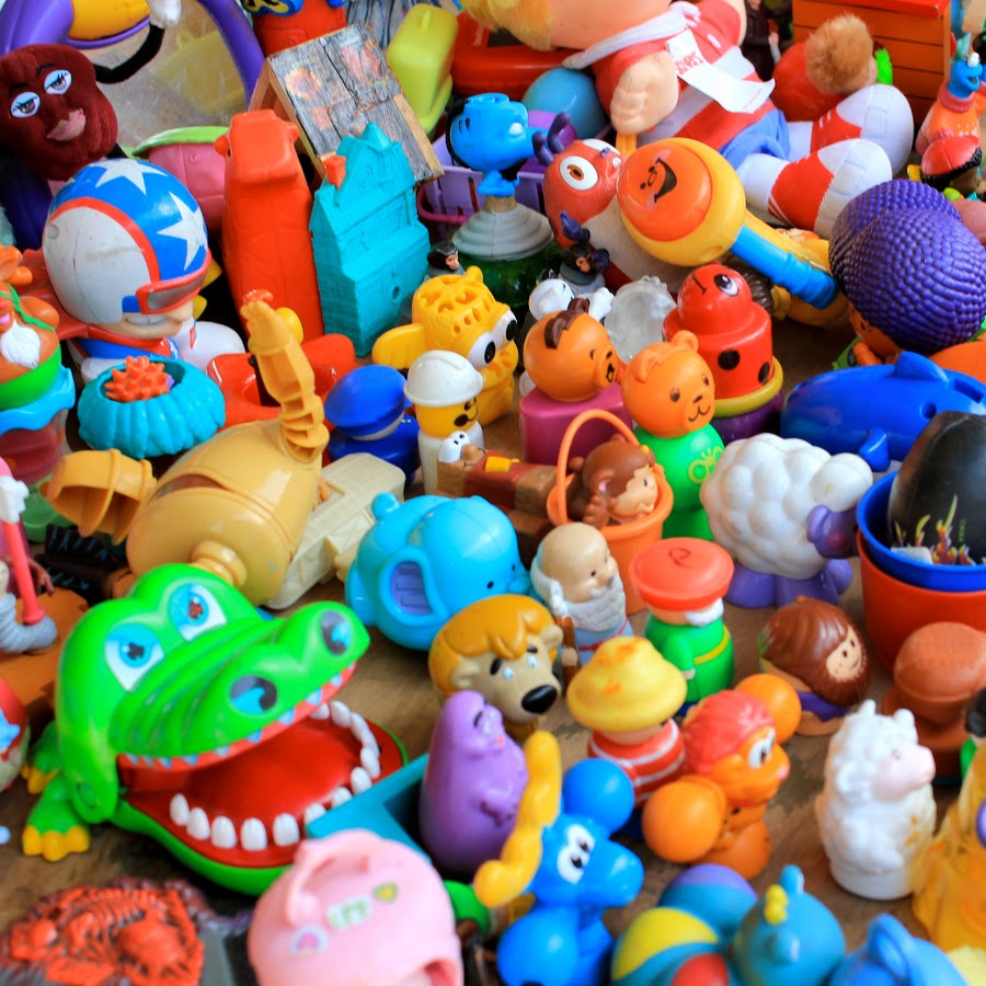 Пластиковые игрушки. Игрушки из пластмассы. Много игрушек. Маленькие игрушки пластиковые.