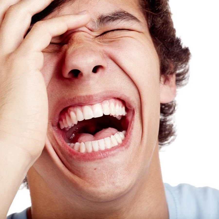 парень смеется. человек, который смеется. веселые люди на вечери. сильный смех. улыбка человека.