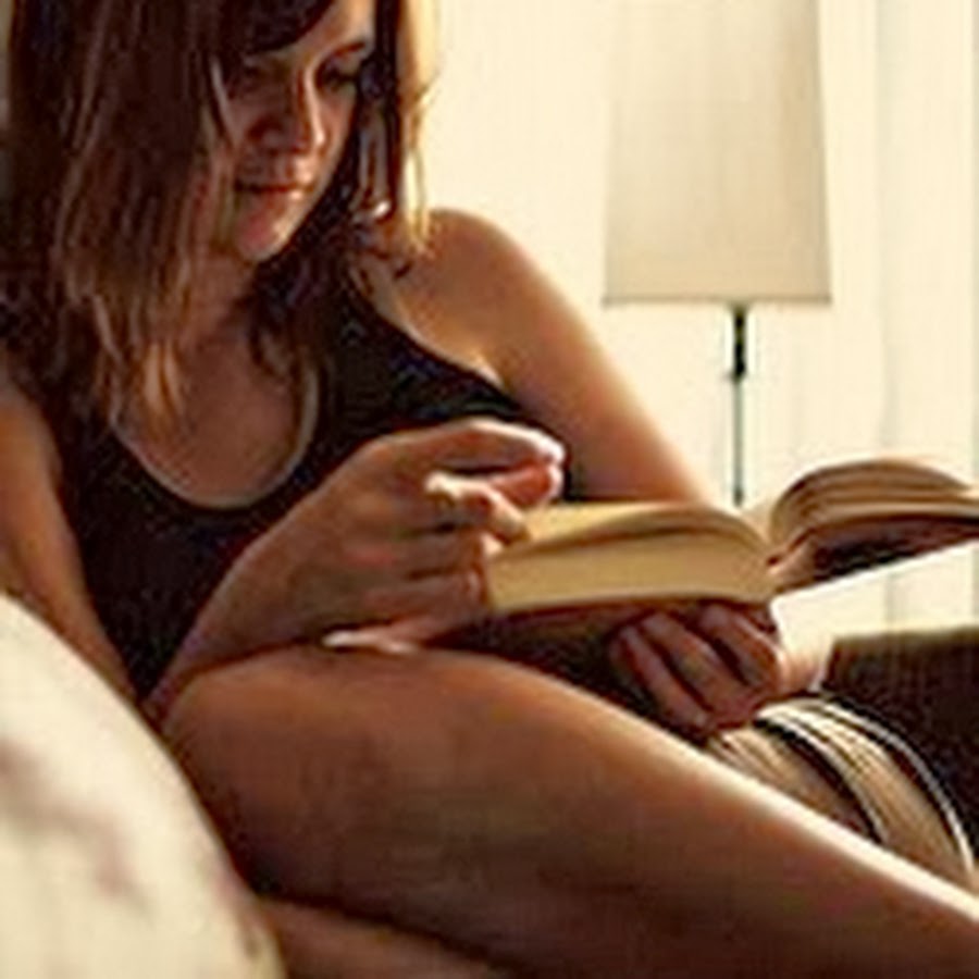Брюнетка с книжкой. Женщина читает книгу. Фотосессия с книгой. Женщина читает на диване. Страстное чтение