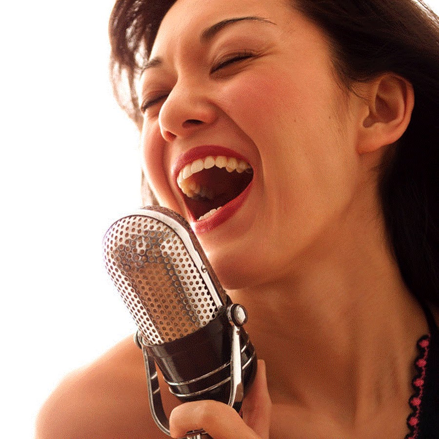 Пение. Девушка поет в микрофон. Женщина, которая поет. Женщина, которая поет. Как жена поет.