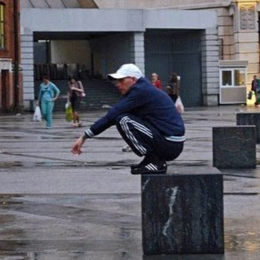 гопники сидят на скамейке