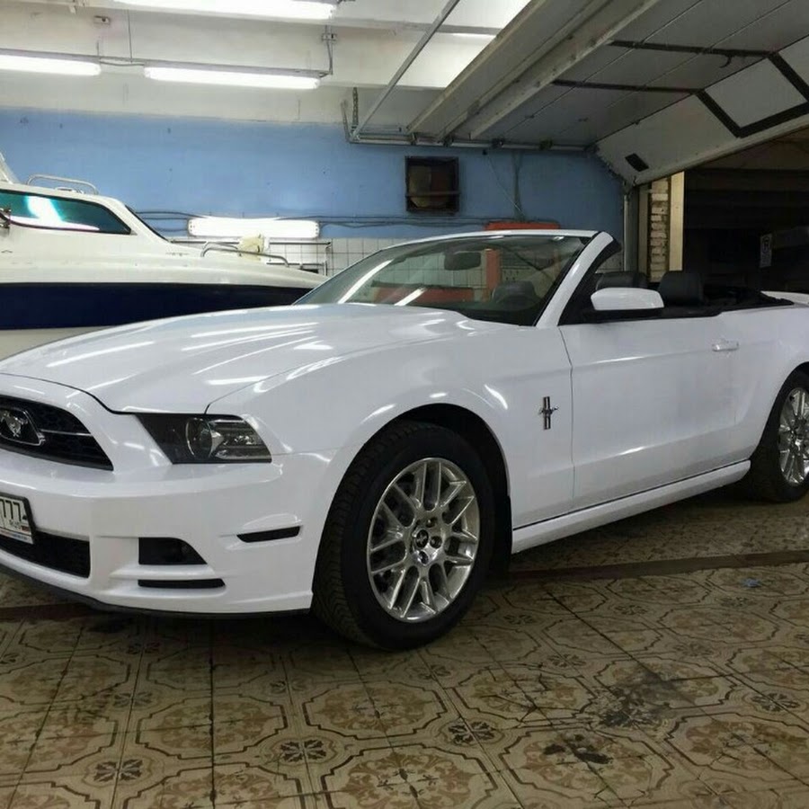 Мустанг форд аренда. Форд мустанг белый. Мустанг красят на улице. Спорткары кабриолеты. Мустанг в аренду.