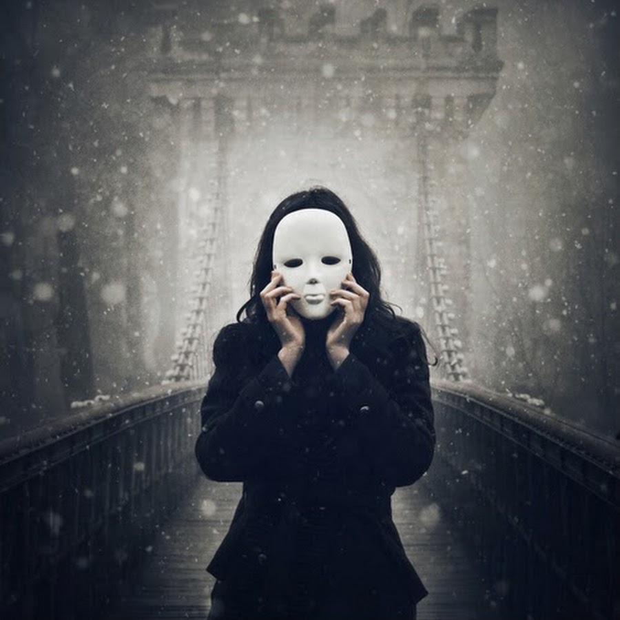 Девушка в белой маске
