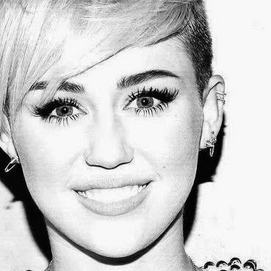Miley Cyrus. Blonde piercing