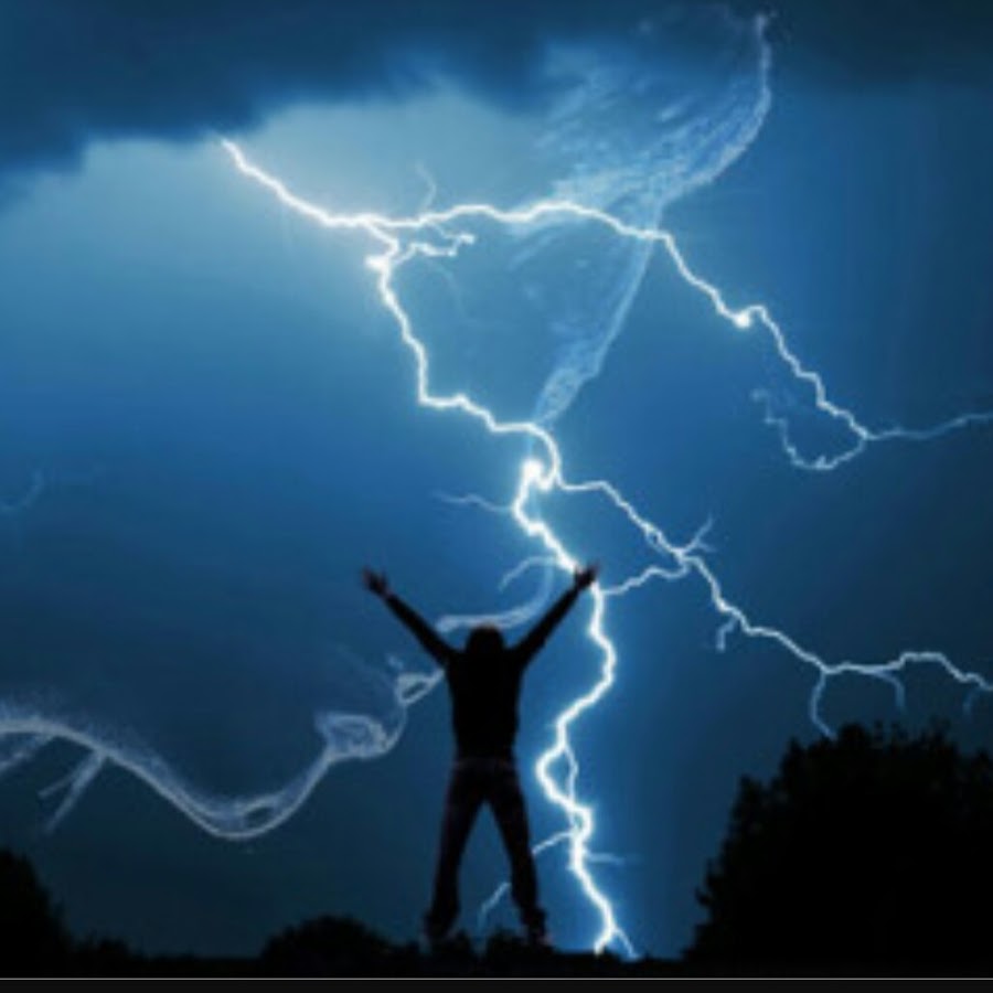 Молния бьёт вчеловечка. Человек на фоне грозы. Feel the power. Гроза. Молния в жизни человека.