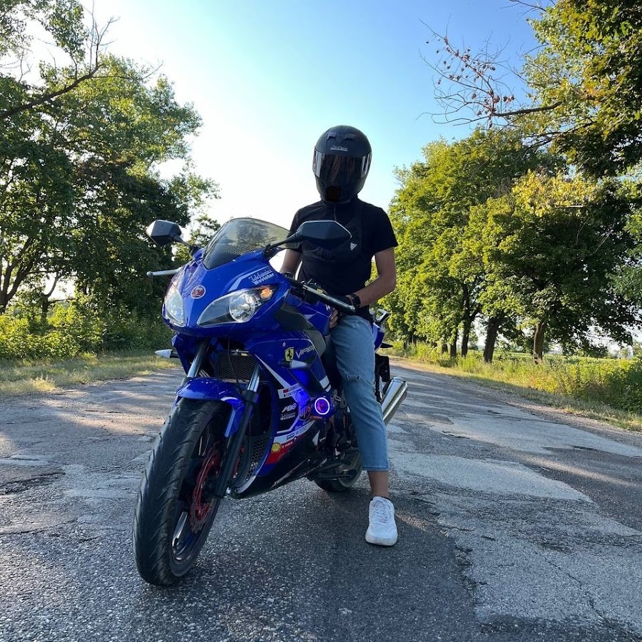 Play official. Знак плей. Значок play youtube. Значок плей. Play official.