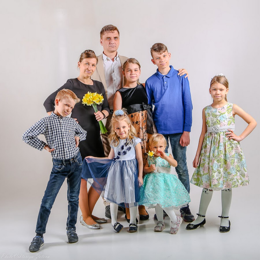 оля быкова деревенский дневник. многодетная семья колесниковых. ребенок в семье. счастливая семья с тремя детьми. многодетная семья 5 детей.