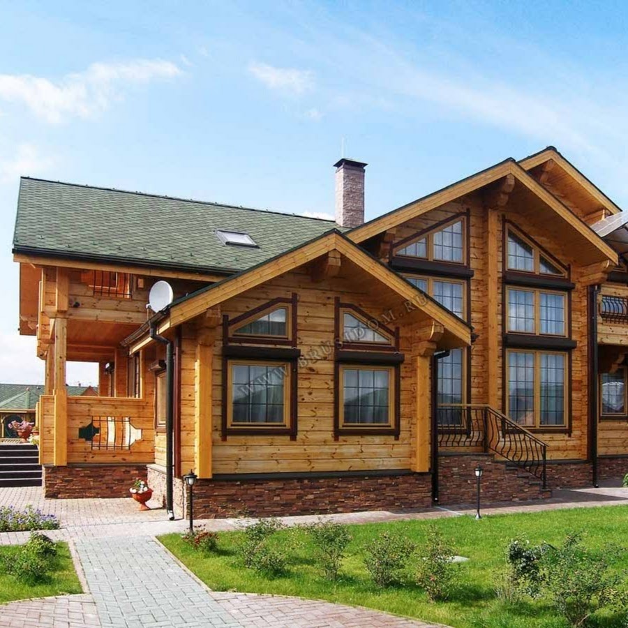 коттедж из клееного бруса. деревянный дом из клееного бруса под ключ. стройка коттеджа. строящийся коттедж. стройка домов.