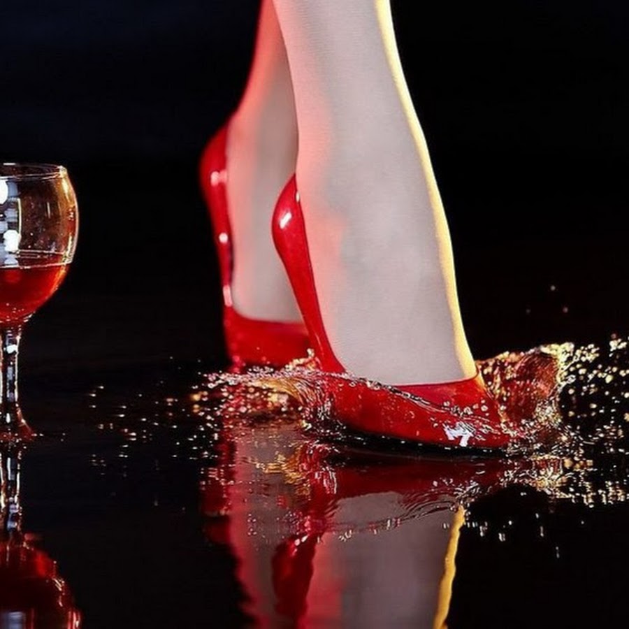 Женская ножка в бокале