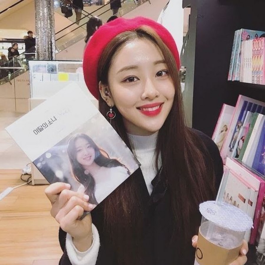 Ив луна. Loona Ив. Loona kpop Ив. Yves Loona selca. Yves Loona Instagram.