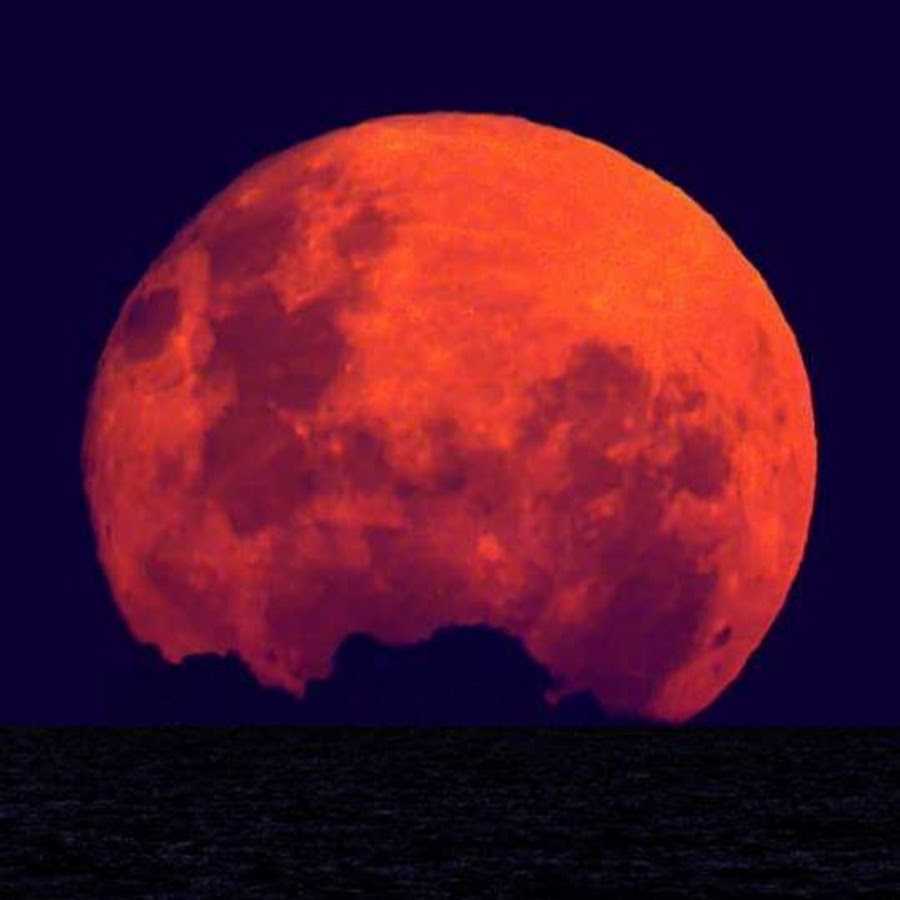 Песни красная луна. Красная Луна. Красная Луна в Крыму. Красная Луна фон. Красная Луна в Ульяновске.
