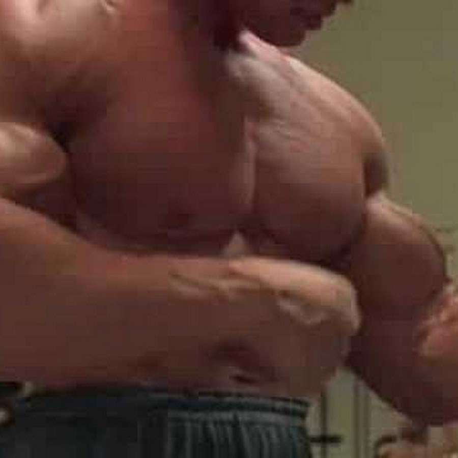 Арнольд Шварценеггер качая железо