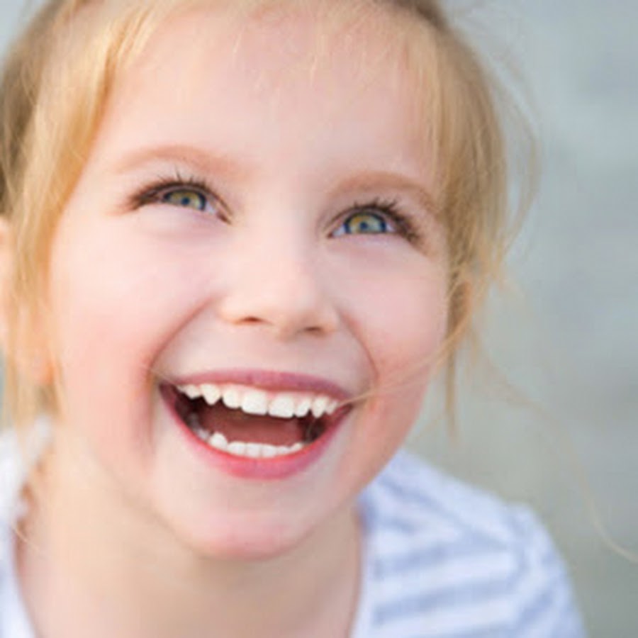 здоровые зубы у детей. красивые зубы с щербинкой. зубы ребенок щербинка. щель между передними зубами у ребенка 6 лет. зубы ребенок щербинка.