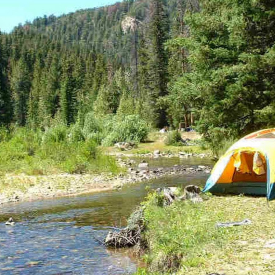 Палатка на берегу реки