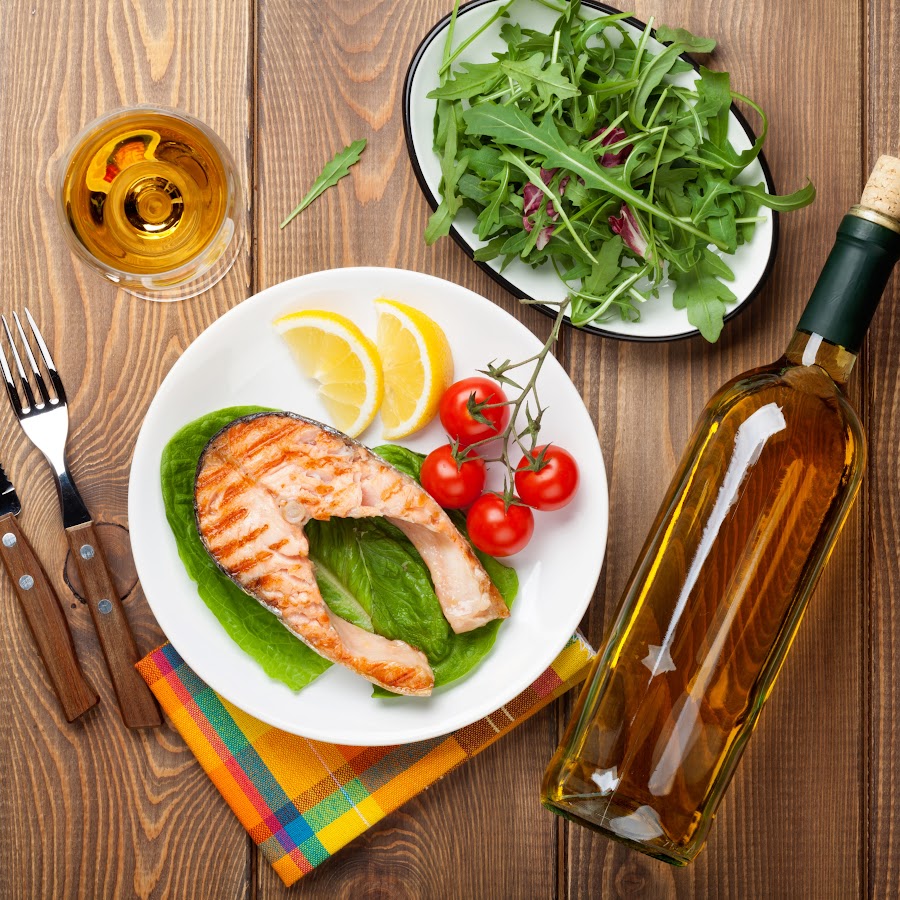 Вино к рыбе белое или красное. Вино и рыба. Белое вино с рыбой. Вино к красной рыбе. Семга с вином