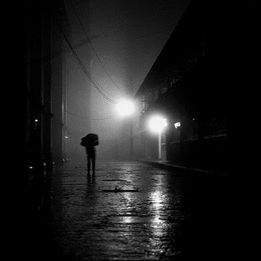 Тони раут клип под дождем в темноте. Девушка под дождем в городе. Человек под дождем. Дождь картинки. Heavy rain город.