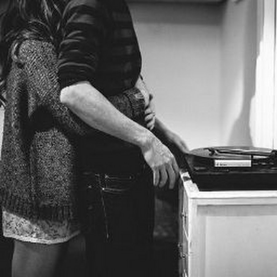 Если она всех обнимает. Объятия влюбленных. Если она всех обнимает. Мужчина обнимает девушку. Крепкие объятия.