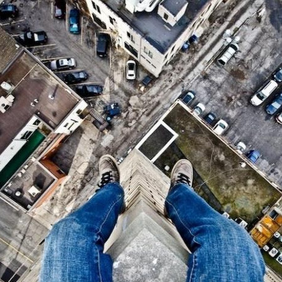 Человек прыгает с крыши