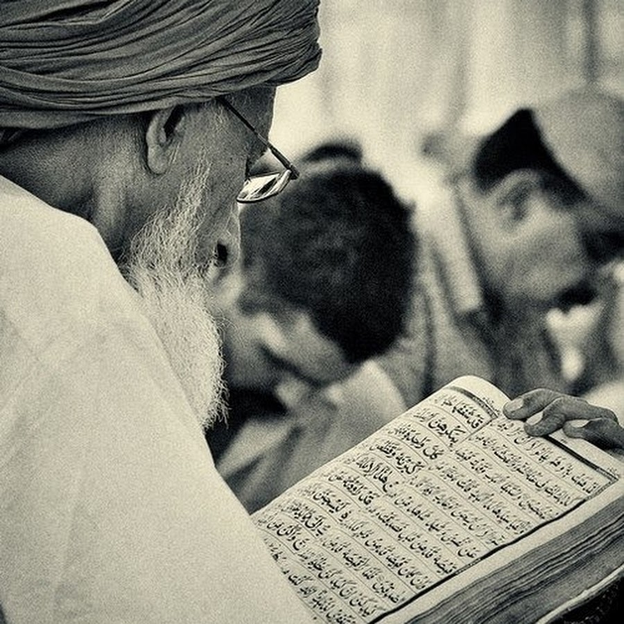 Что читает имам. Чтение Корана. Коран чтение Корана. Чтение Корана имам. Молюсь Коран.