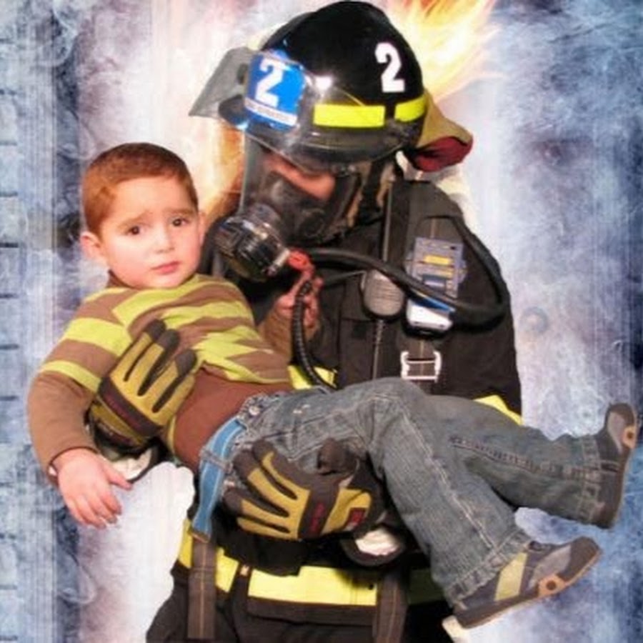 Подвиг спасателей. Пожарный спасает ребенка. Спасатель. Человек спасатель. Пожарные спасают людей.