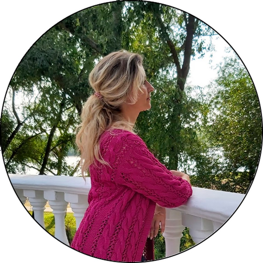 Украшения на вязаной кофточке для девочки. Детский жакет платочной вязкой. Детская кофта спицами от оксаны. Рукоделие от оксаны кофты. Манишка с узором листья.