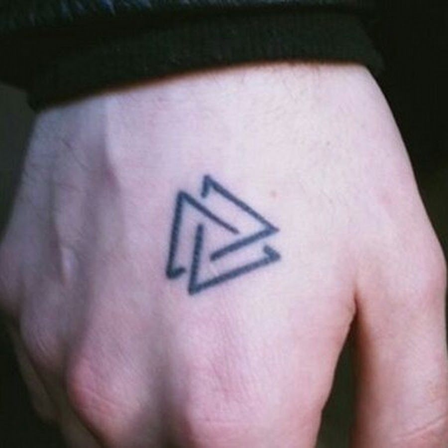 Тату треугольник. Маленькие тату для мужчин. Тату три треугольника на руке. Татуировка 3 треугольника. Татуировка три треугольника.