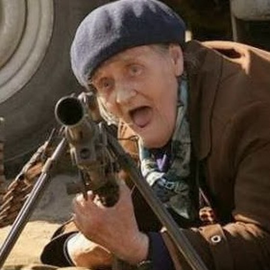 Канал бабка сказала. Бабка с пулеметом. Бабка с винтовкой. Дед с пистолетом.